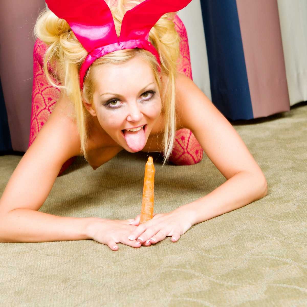 Aaliyah liebt den bösen Hasen, den kleinen Karottenficker 
 #77140765