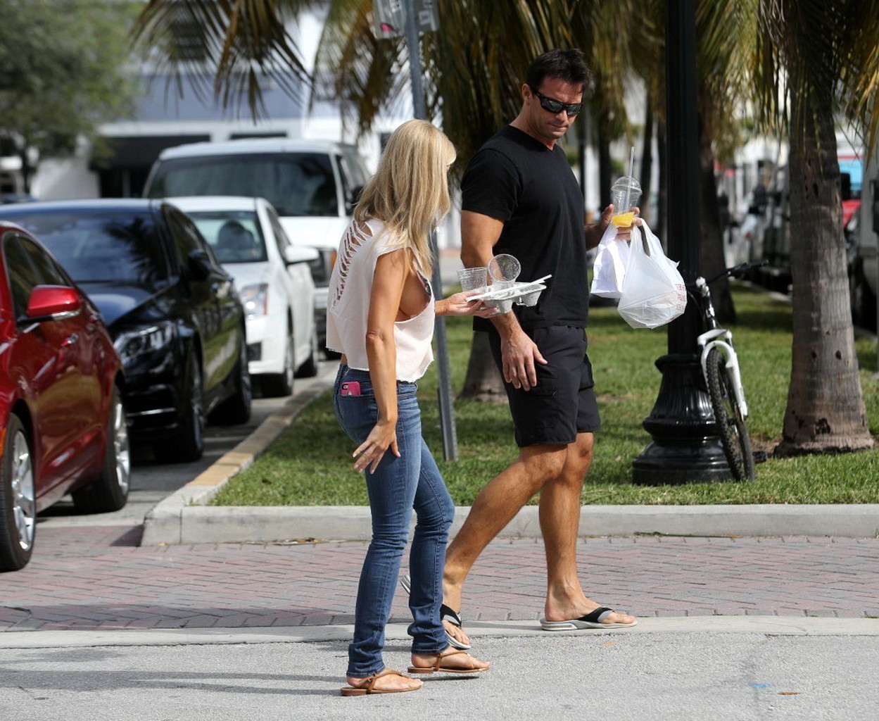 Joanna Krupa senza reggiseno che mostra la tetta laterale mentre fuori per il pranzo a Miami
 #75210406