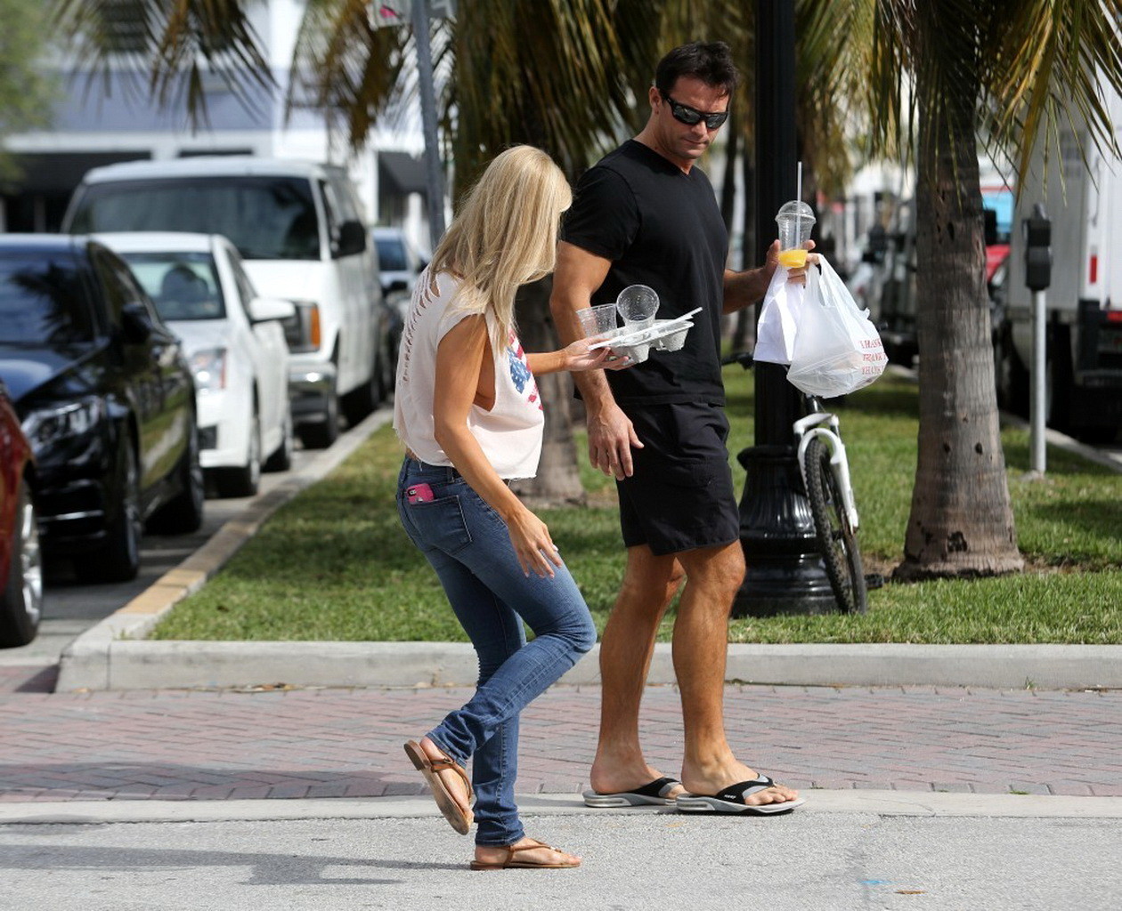 Joanna Krupa senza reggiseno che mostra la tetta laterale mentre fuori per il pranzo a Miami
 #75210408