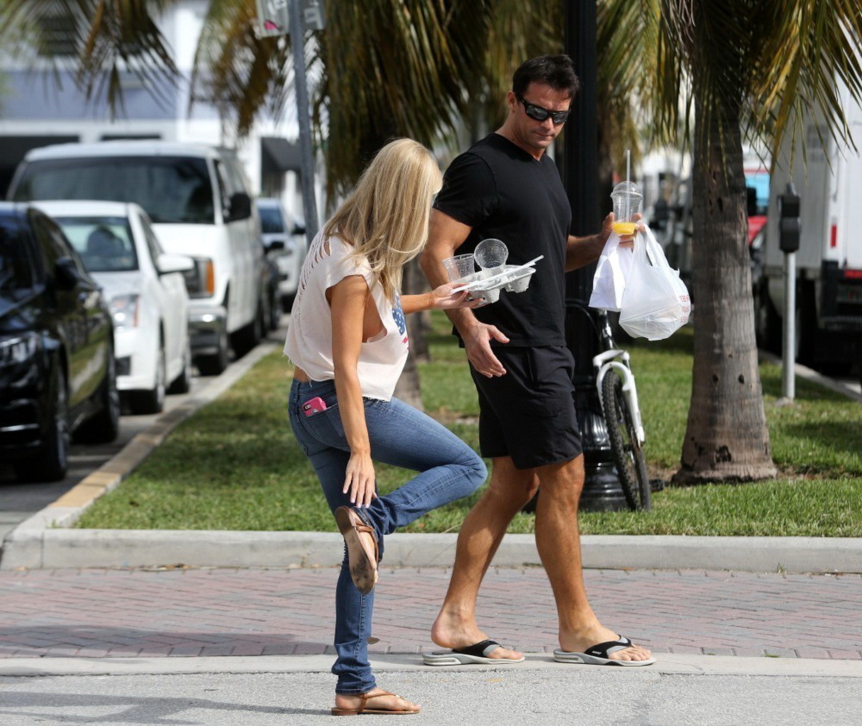 Joanna Krupa senza reggiseno che mostra la tetta laterale mentre fuori per il pranzo a Miami
 #75210409