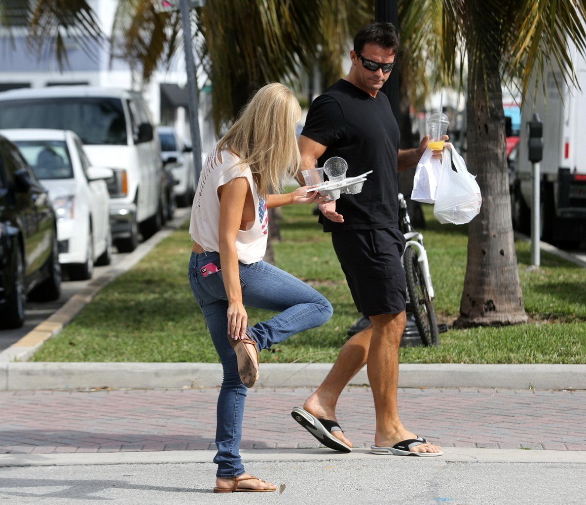 Joanna Krupa senza reggiseno che mostra la tetta laterale mentre fuori per il pranzo a Miami
 #75210410