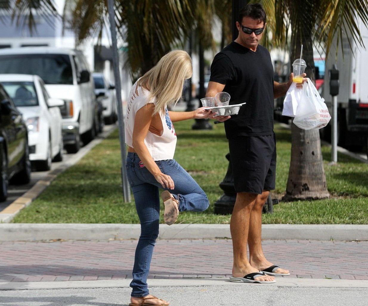 Joanna Krupa senza reggiseno che mostra la tetta laterale mentre fuori per il pranzo a Miami
 #75210411