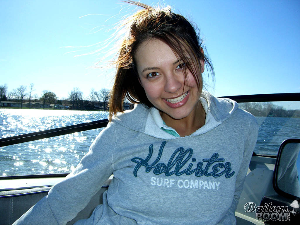 Hottie mit perfekten Titten sonnt sich nackt auf einem Boot
 #78629349