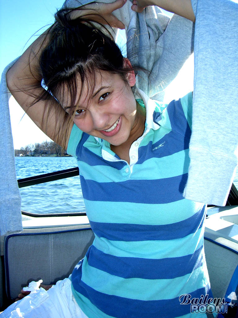 Hottie mit perfekten Titten sonnt sich nackt auf einem Boot
 #78629357