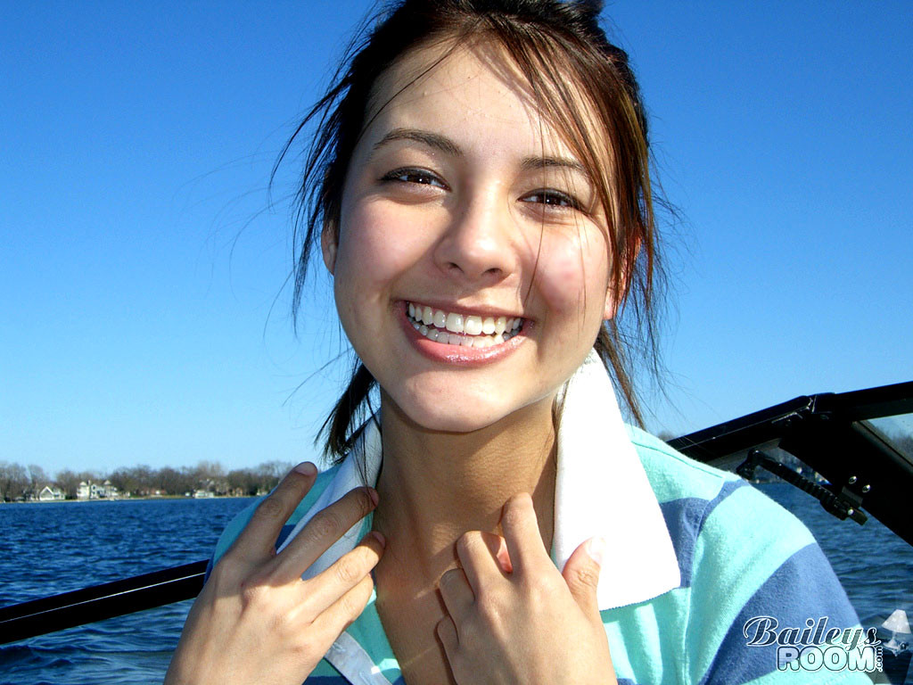 Hottie mit perfekten Titten sonnt sich nackt auf einem Boot
 #78629365