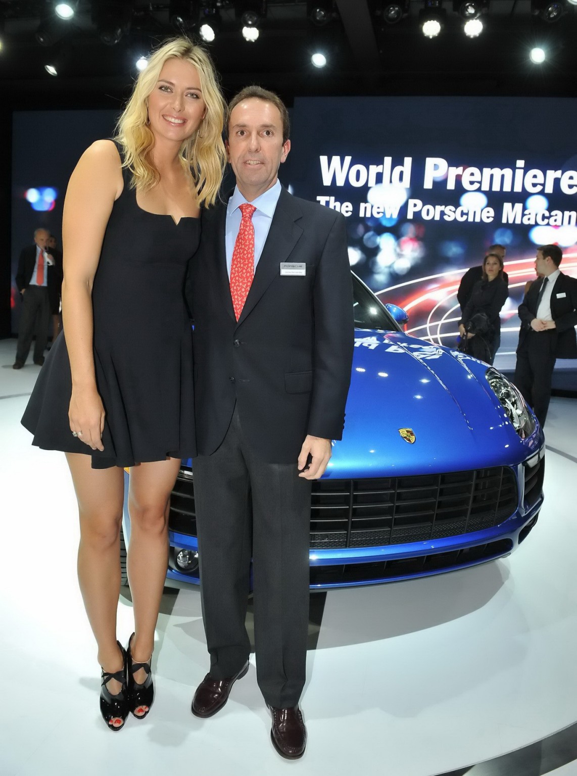 Maria sharapova luciendo escote y piernas con un mini vestido negro en el porsche macan world
 #75212276