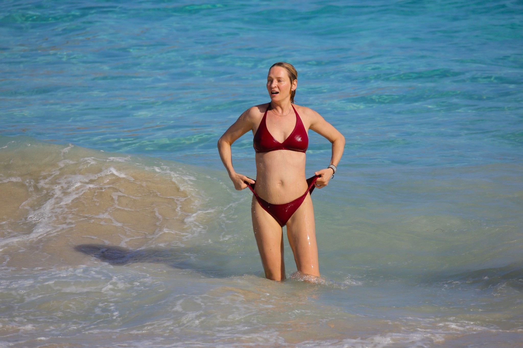 Uma thurman mostrando pokies en un escaso bikini rojo en la playa en stbarts
 #75169996