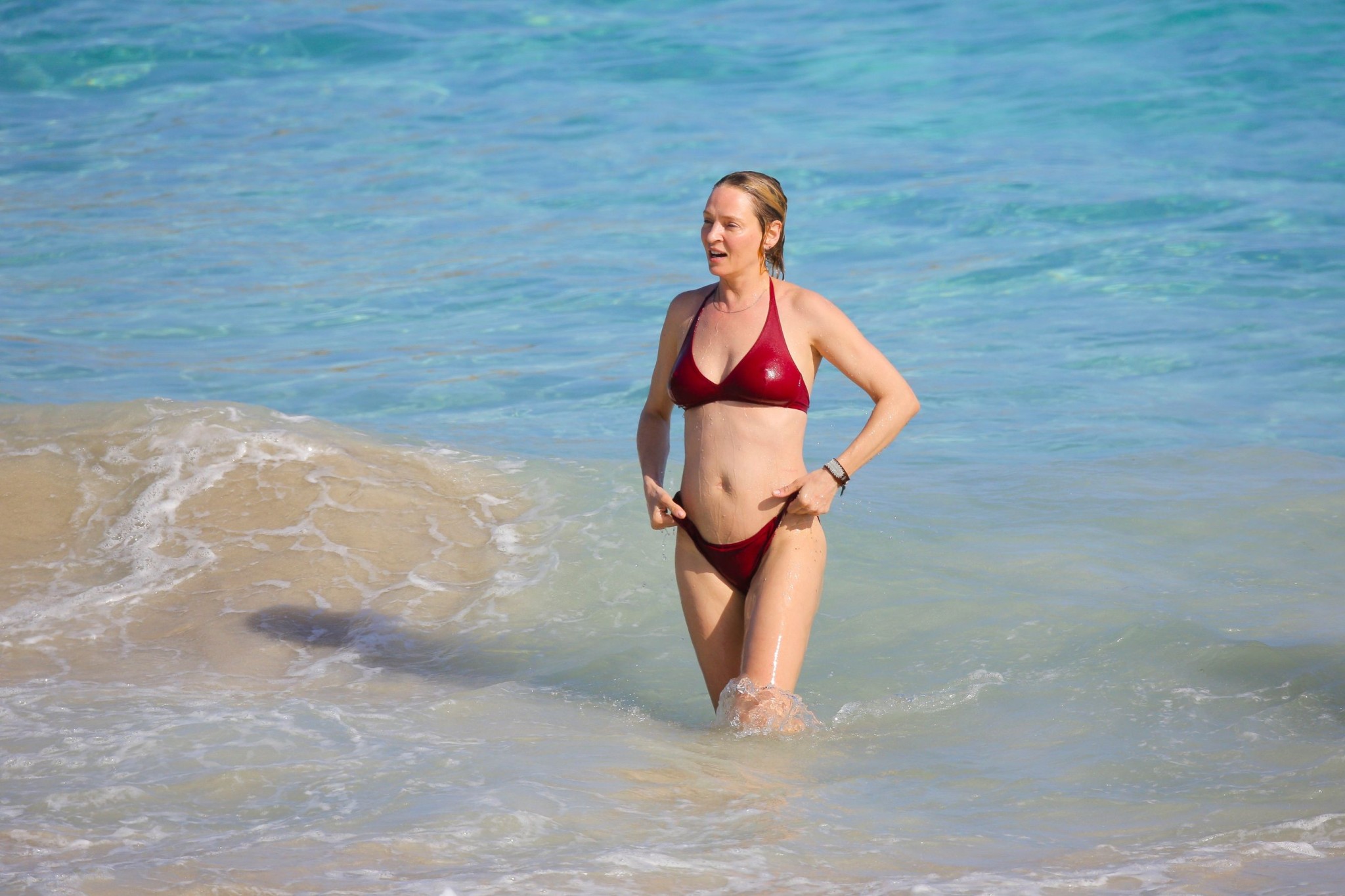Uma thurman mostrando pokies en un escaso bikini rojo en la playa en stbarts
 #75170009