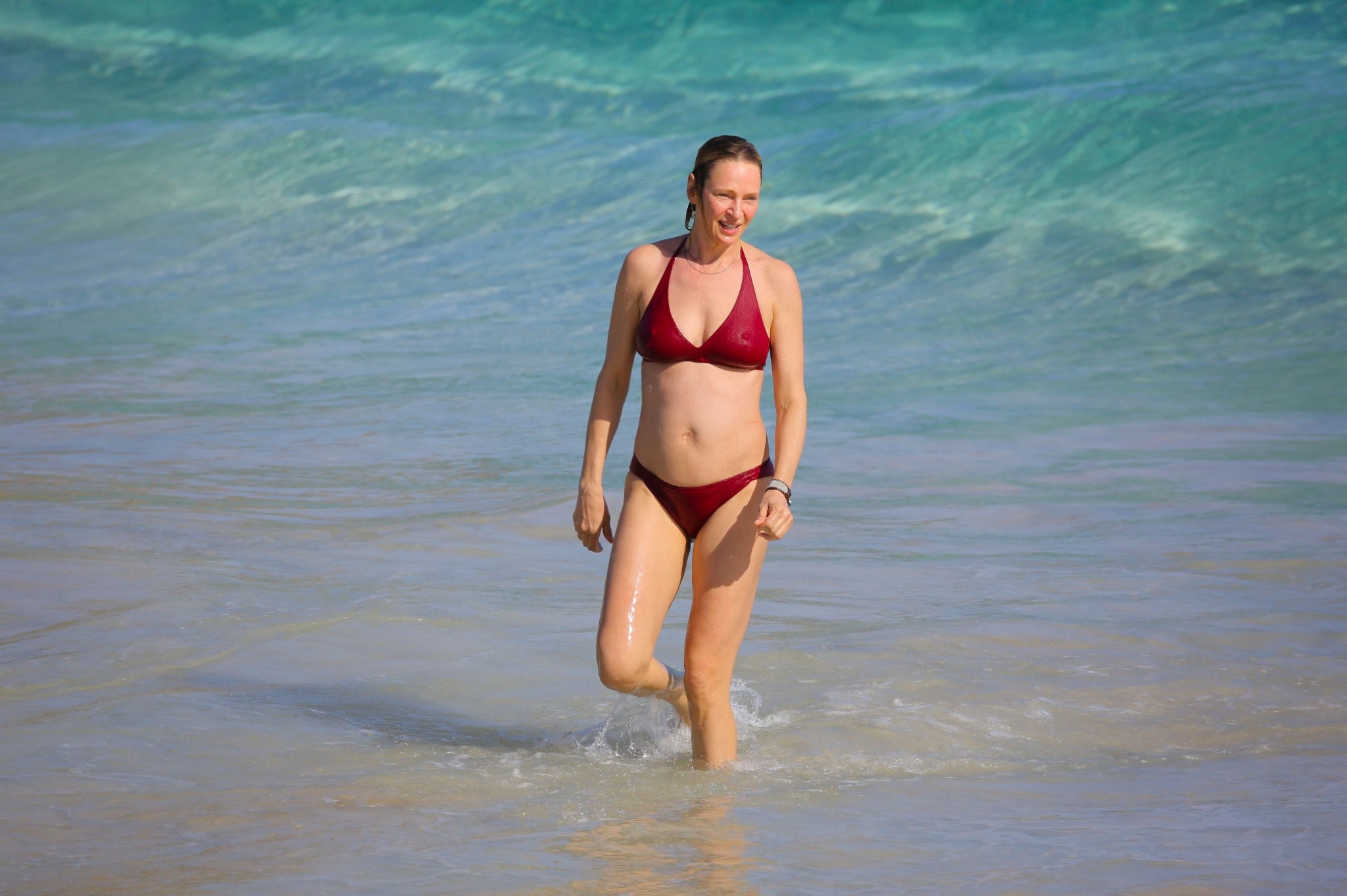 Uma thurman mostrando pokies en un escaso bikini rojo en la playa en stbarts
 #75170032