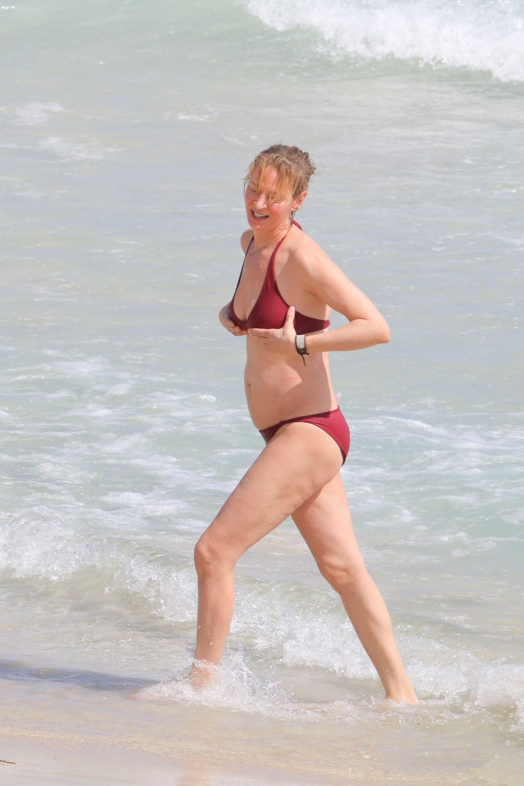 Uma thurman mostrando pokies en un escaso bikini rojo en la playa en stbarts
 #75170051