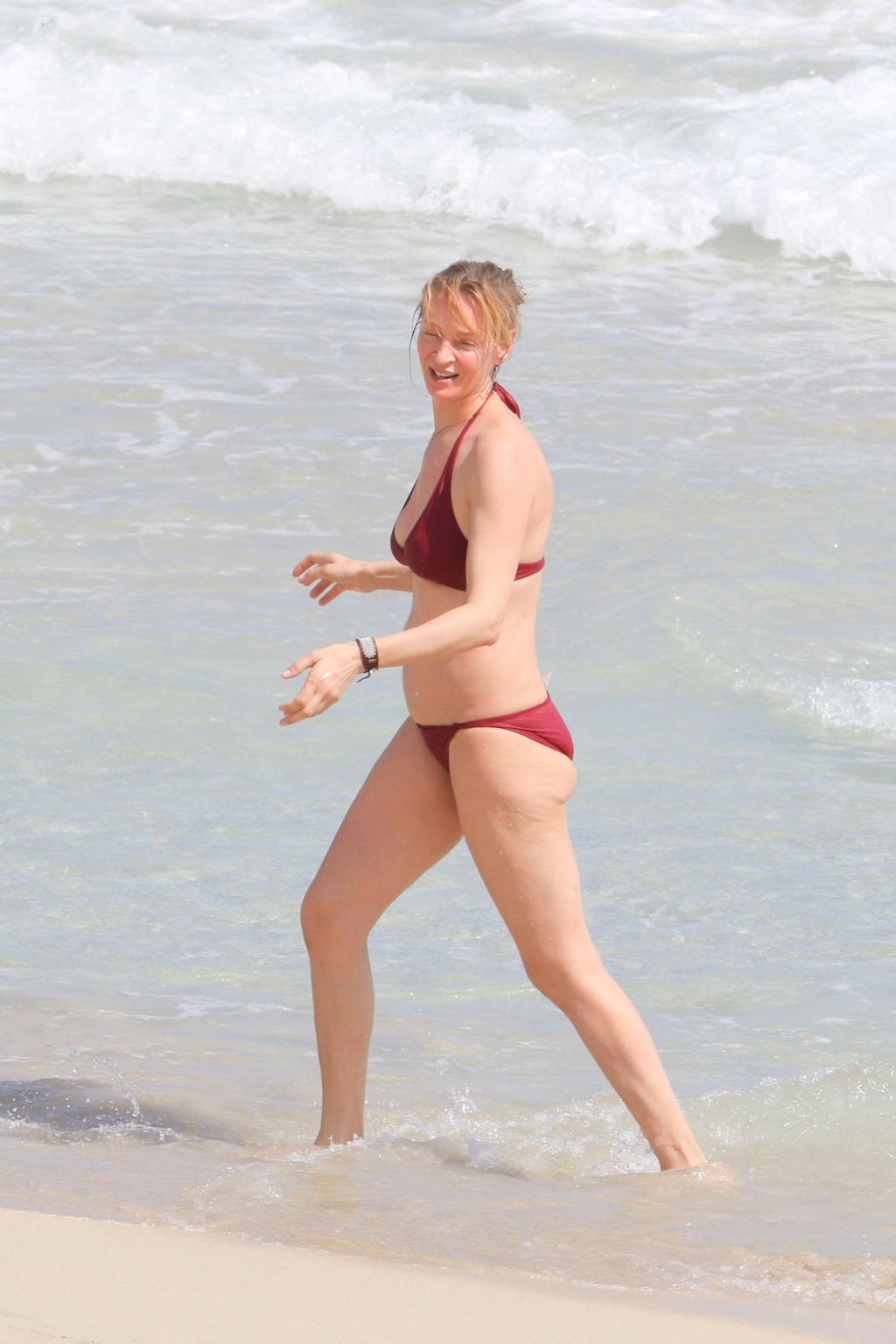 Uma thurman mostrando pokies en un escaso bikini rojo en la playa en stbarts
 #75170061