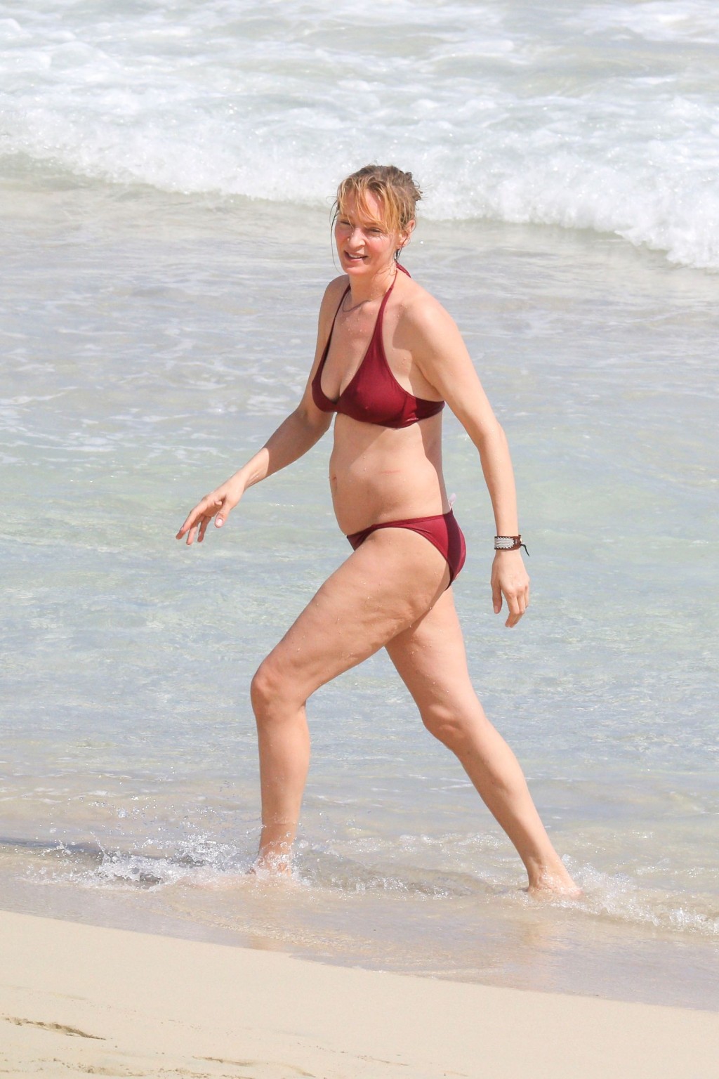 Uma thurman mostrando pokies en un escaso bikini rojo en la playa en stbarts
 #75170067