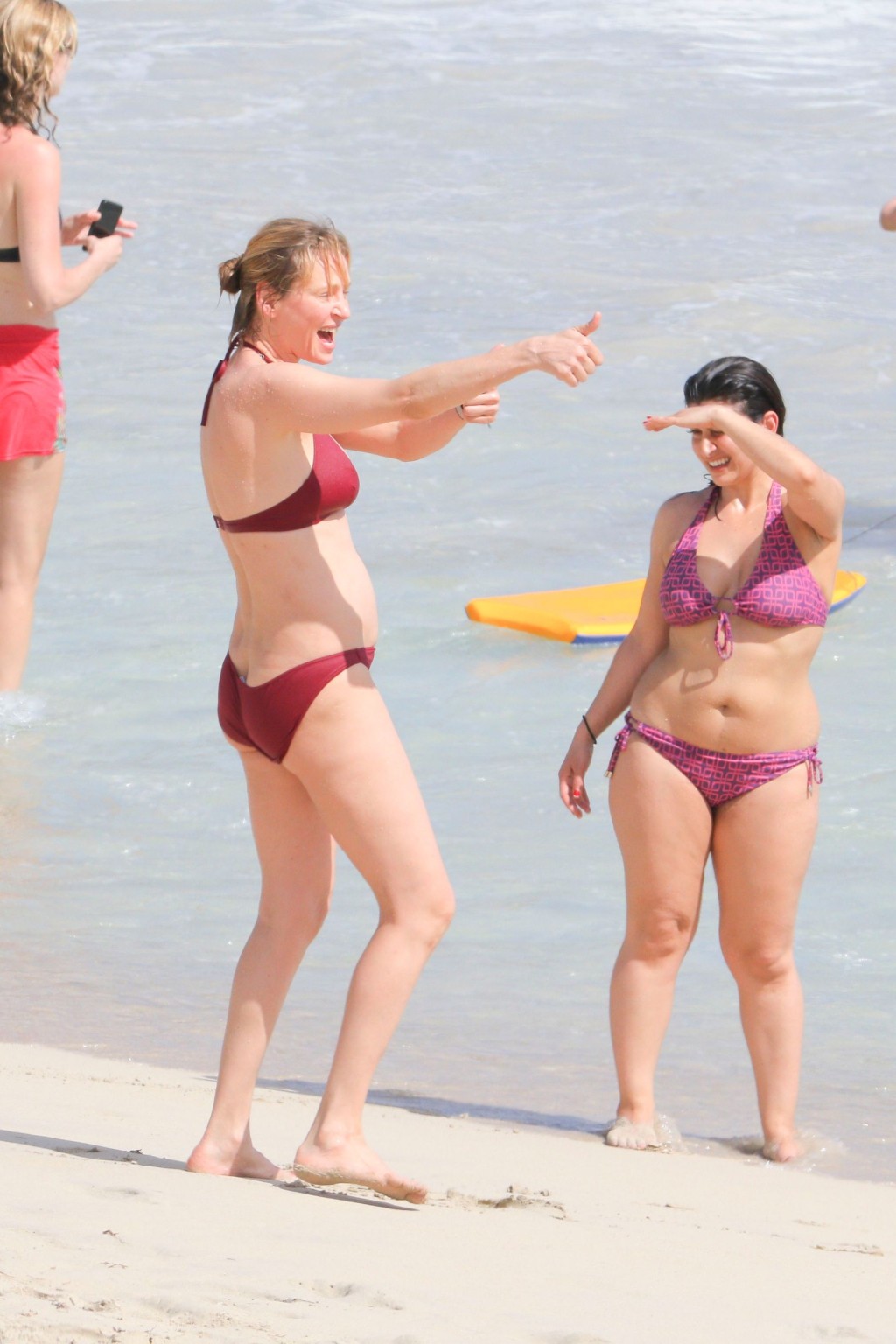 Uma thurman mostrando pokies en un escaso bikini rojo en la playa en stbarts
 #75170100