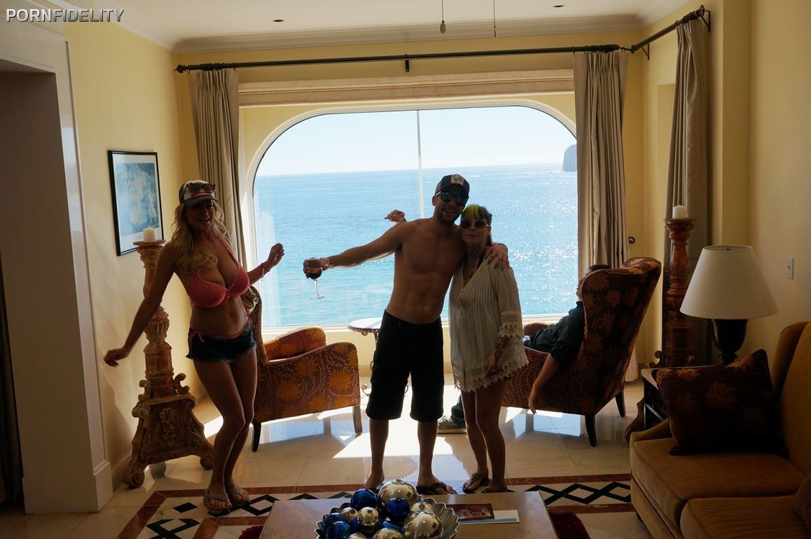 Kelly Madison zeigt ihre großen Titten während eines Strandurlaubs
 #73549460