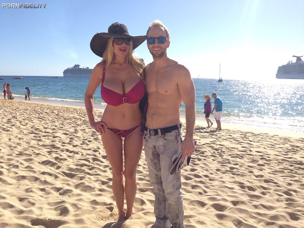 Kelly Madison zeigt ihre großen Titten während eines Strandurlaubs
 #73549534
