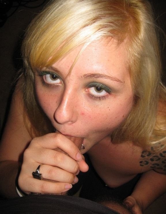 Une blonde tatouée, nue et suçant la bite de son petit ami.
 #68364415