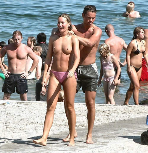 Avertissement - photos et vidéos de nudistes réels et incroyables
 #72274383