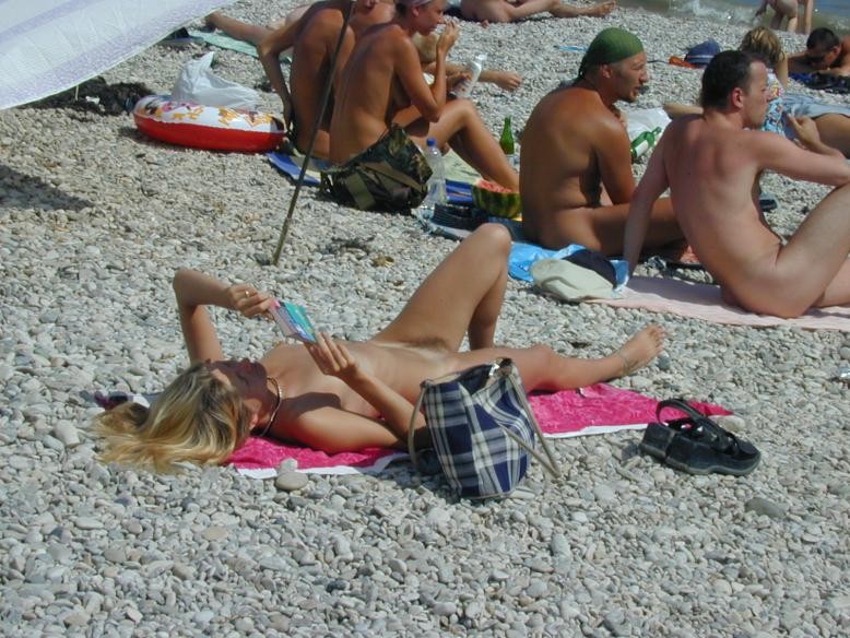 Avertissement - photos et vidéos de nudistes réels et incroyables
 #72274393