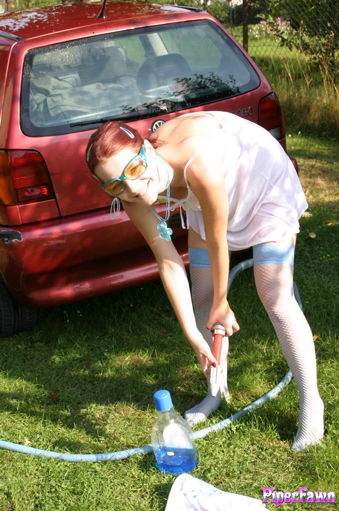 Joven se divierte lavando el coche
 #67751595