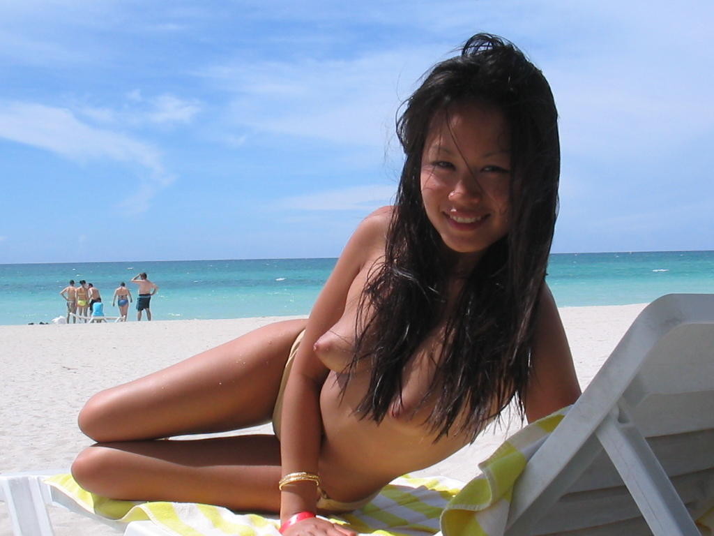 Novia asiática amateur posando desnuda durante sus vacaciones
 #69981211