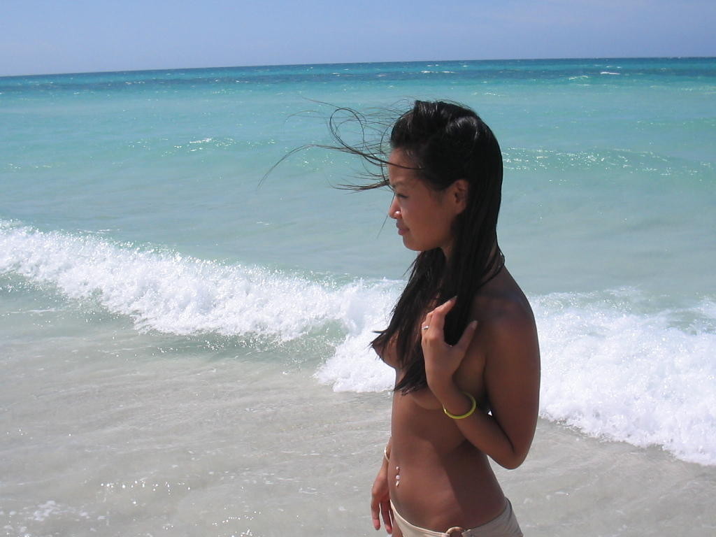 Novia asiática amateur posando desnuda durante sus vacaciones
 #69981249