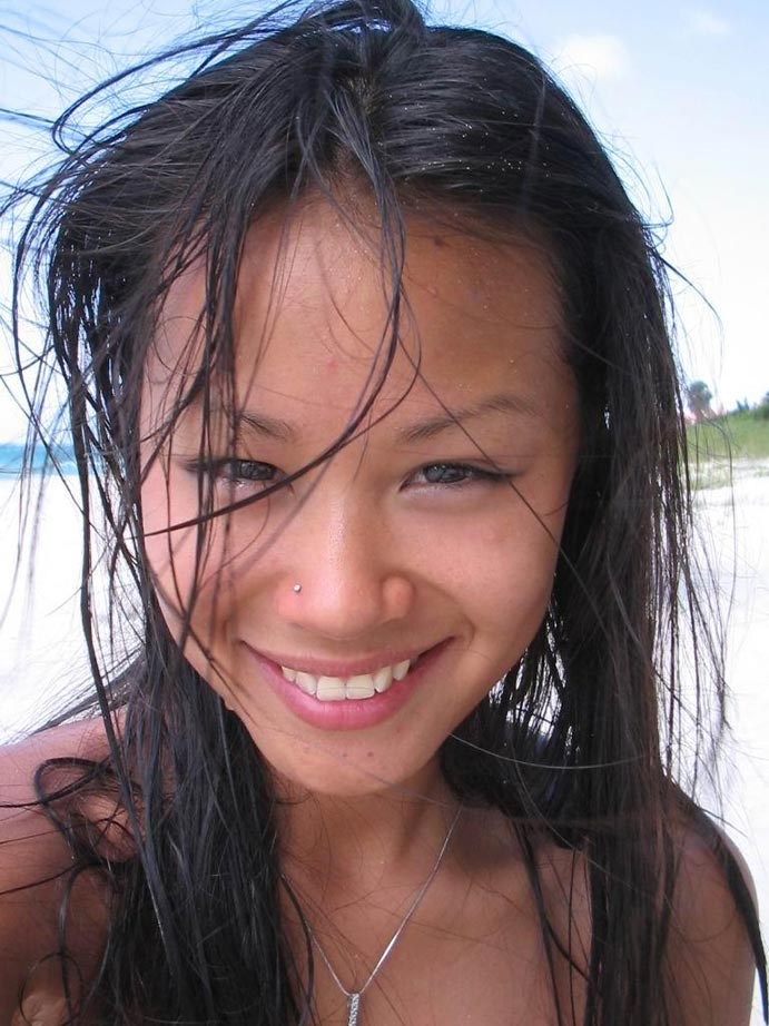 Novia asiática amateur posando desnuda durante sus vacaciones
 #69981331
