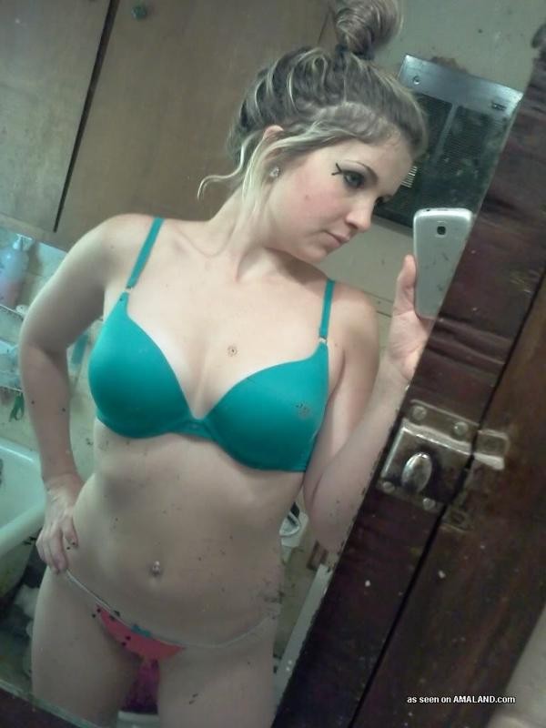 Nicht nackte blonde Cutie Camwhoring in ihrer Unterwäsche
 #76129160