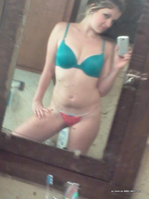 Rubia no desnuda camwhoring en su ropa interior
 #76129165