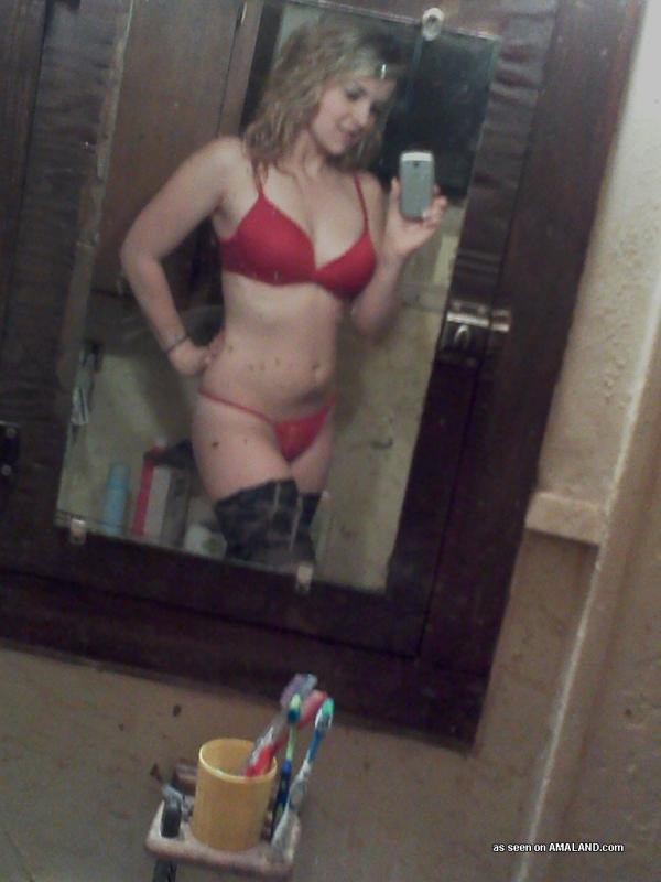 Rubia no desnuda camwhoring en su ropa interior
 #76129175