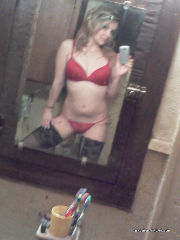 Nicht nackte blonde Cutie Camwhoring in ihrer Unterwäsche
 #76129185
