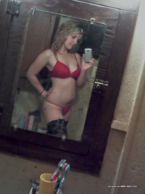 Rubia no desnuda camwhoring en su ropa interior
 #76129190