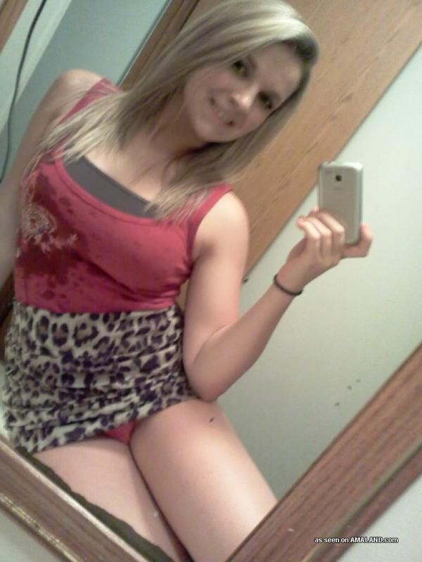 Nicht nackte blonde Cutie Camwhoring in ihrer Unterwäsche
 #76129193