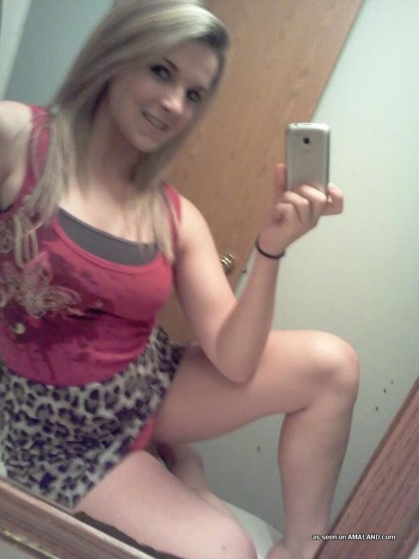 Nicht nackte blonde Cutie Camwhoring in ihrer Unterwäsche
 #76129196