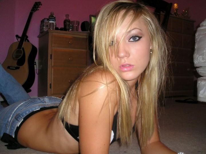 Bilder von einer nackten Blondine in ihrem Schlafzimmer
 #67910650