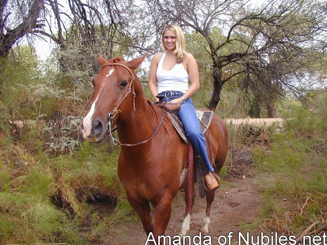 Rubia en topless sobre un caballo
 #74046541