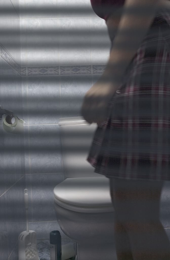 Versteckte Kamera auf der Toilette fängt pinkelndes Babe mit heruntergelassenem Höschen ein
 #71653900