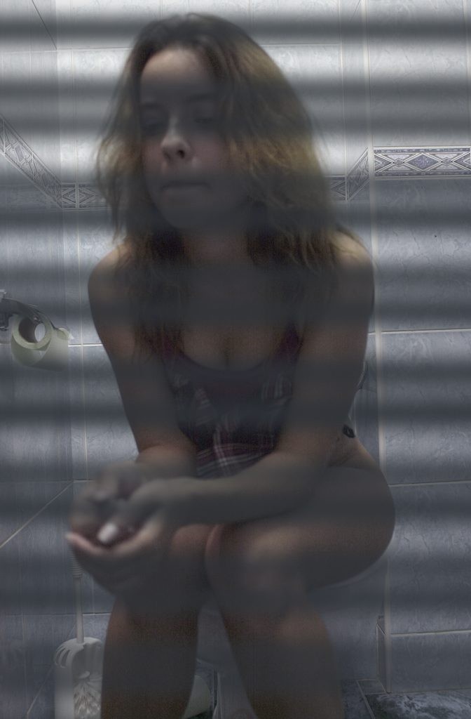 Cámara oculta en el baño capta a una chica orinando con las bragas bajadas
 #71653915