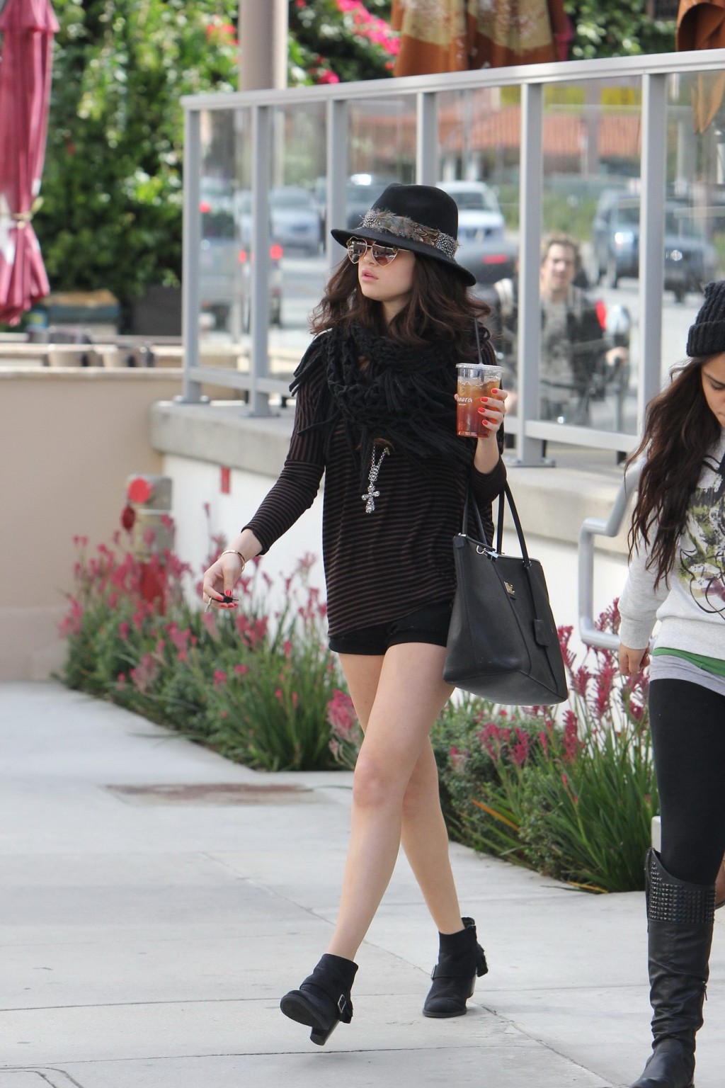 Selena gomez con unas piernas muy cortas saliendo de panera bread en encino,la
 #75242097