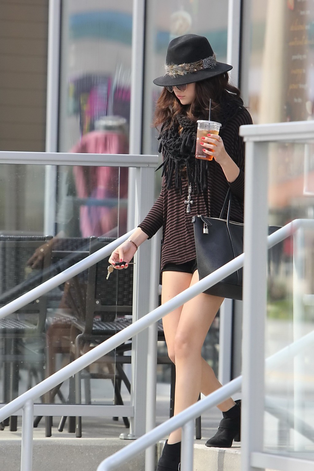 Selena gomez porte un short minuscule à la sortie d'un magasin de pain Panera à Encino, en Californie.
 #75242099