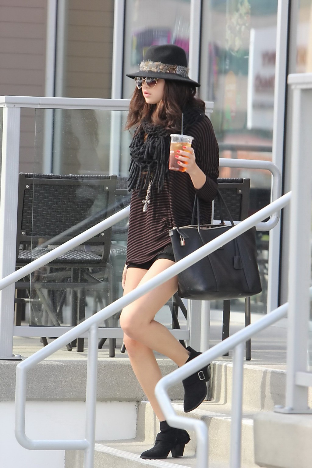 Selena gomez con unas piernas muy cortas saliendo de panera bread en encino,la
 #75242105