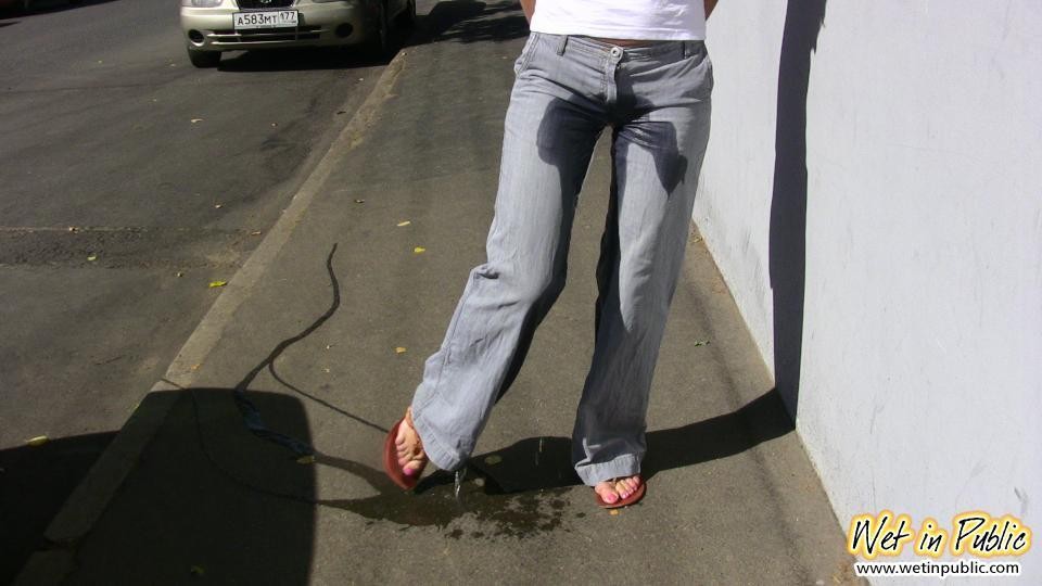 Perplexes Babe in grauen Jeans, das sich plötzlich in eine pissnasse Schlampe verwandelt
 #73243975
