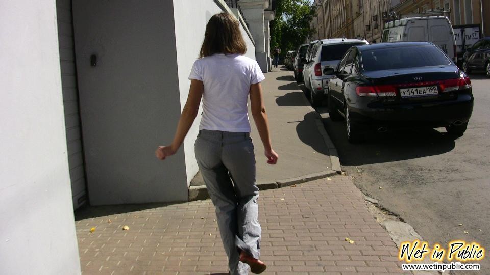 Perplexes Babe in grauen Jeans, das sich plötzlich in eine pissnasse Schlampe verwandelt
 #73244010