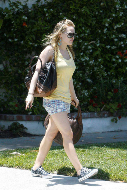 Celebrity Hilary Duff nice black bra and sexy legs in high heels #75414610