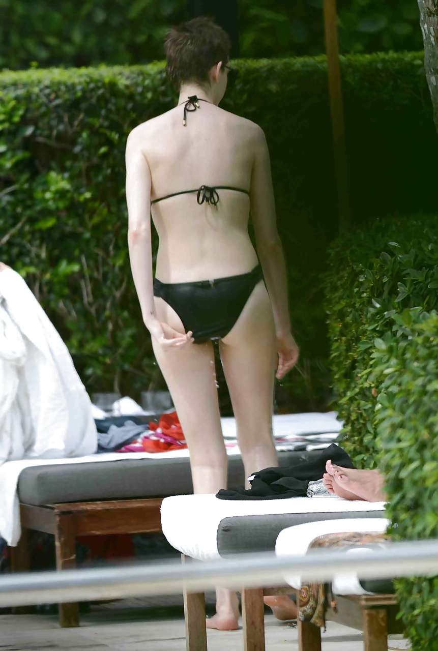 Anne Hathaway che mostra il suo upskirt figa in auto e topless
 #75244307