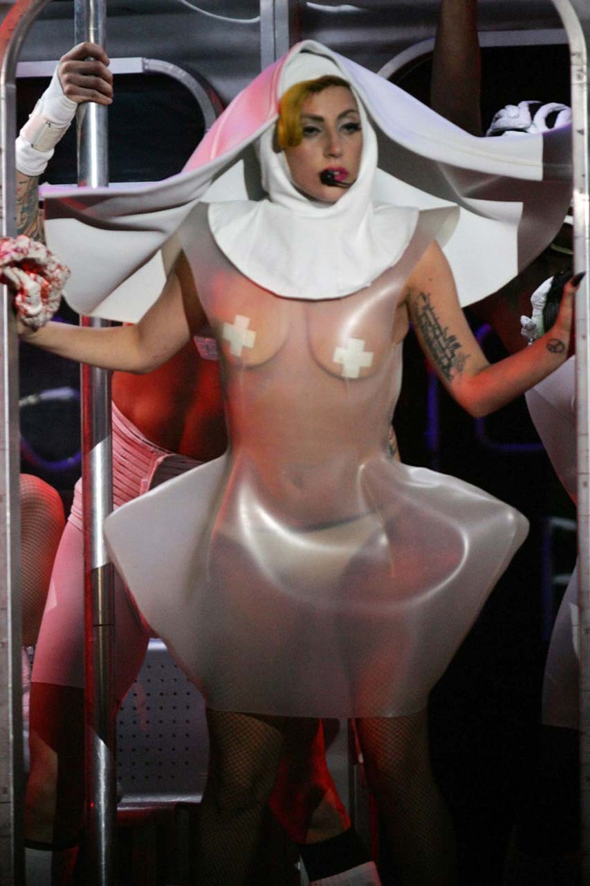 Lady Gaga esponendo le sue tette in vedere attraverso il vestito sul palco foto paparazzi
 #75316084