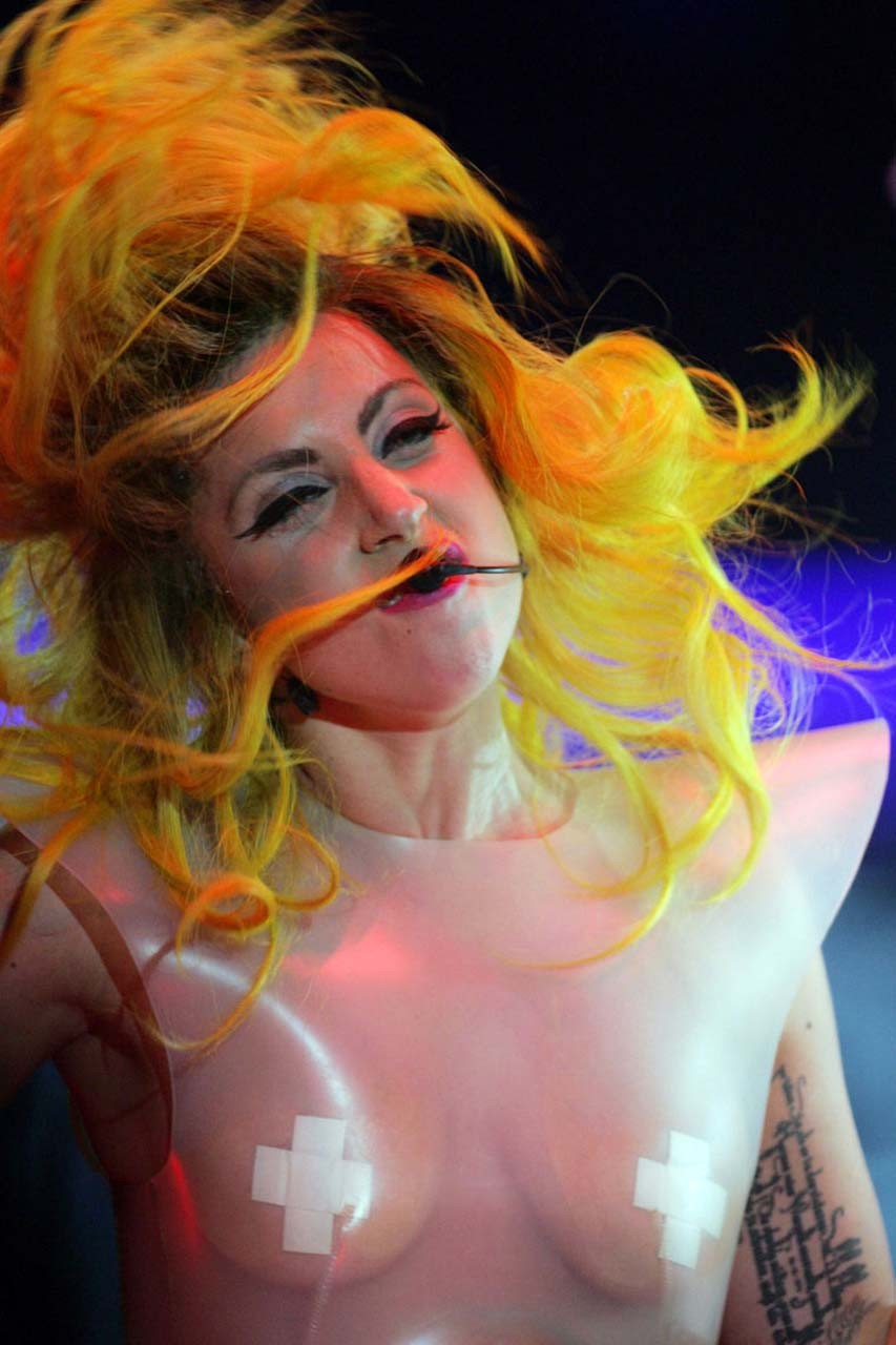 Lady Gaga esponendo le sue tette in vedere attraverso il vestito sul palco foto paparazzi
 #75316098