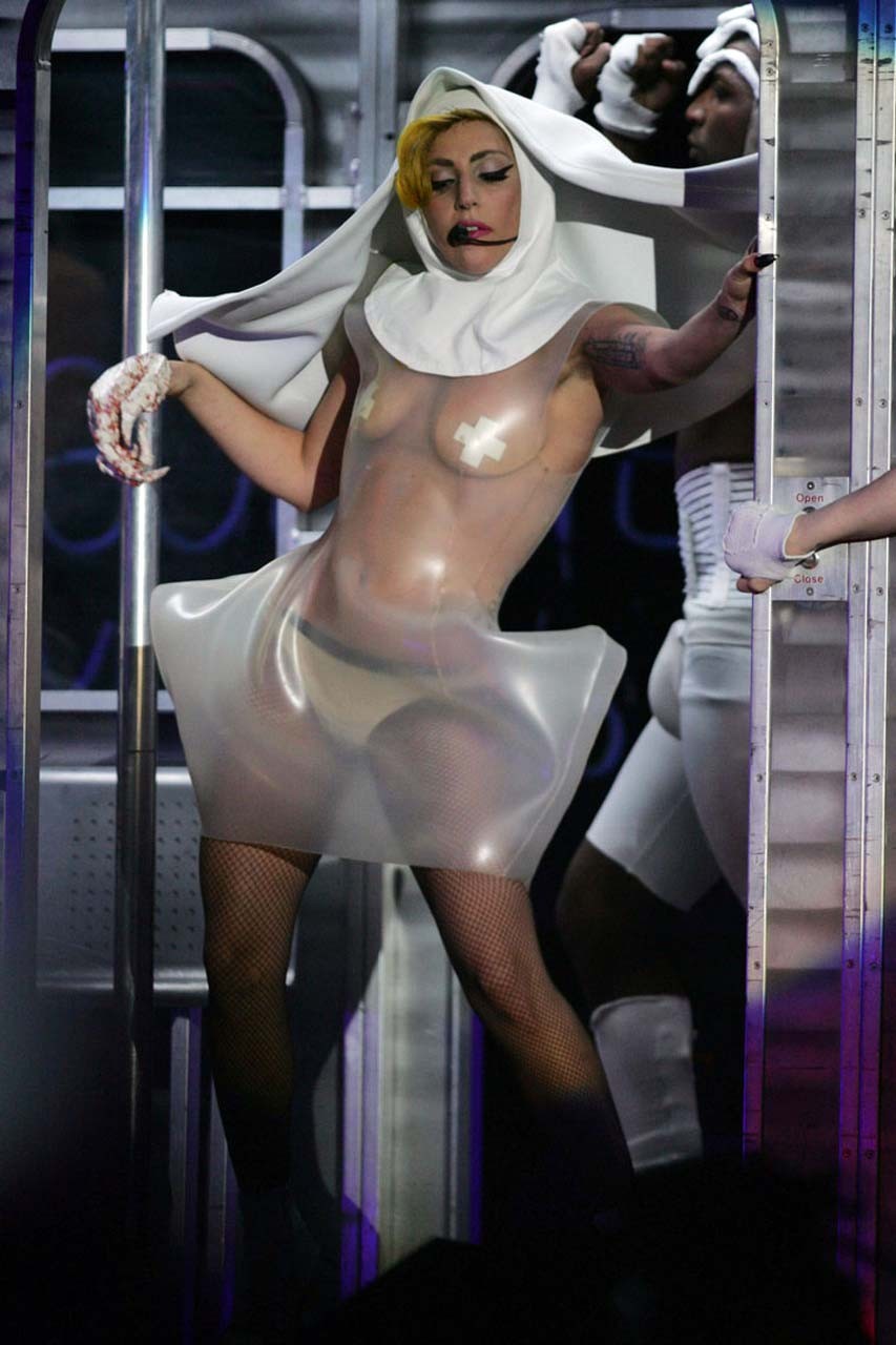 Lady Gaga esponendo le sue tette in vedere attraverso il vestito sul palco foto paparazzi
 #75316122