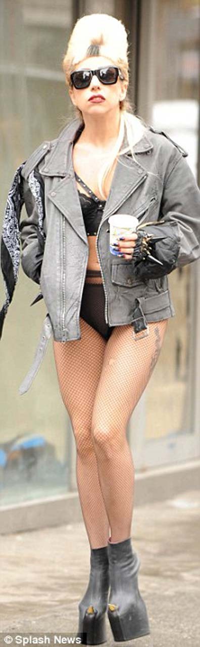 Lady Gaga esponendo le sue tette in vedere attraverso il vestito sul palco foto paparazzi
 #75316136