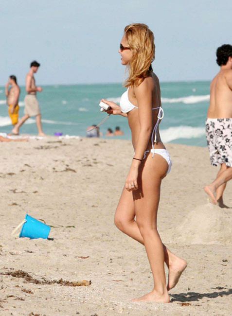 Jessica Alba, sexy, montre son corps serré.
 #75041352