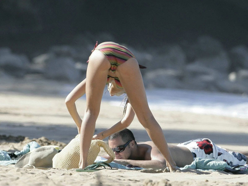 Rosso caldo Jessica Alba mostra il suo corpo stretto fuori
 #75041405